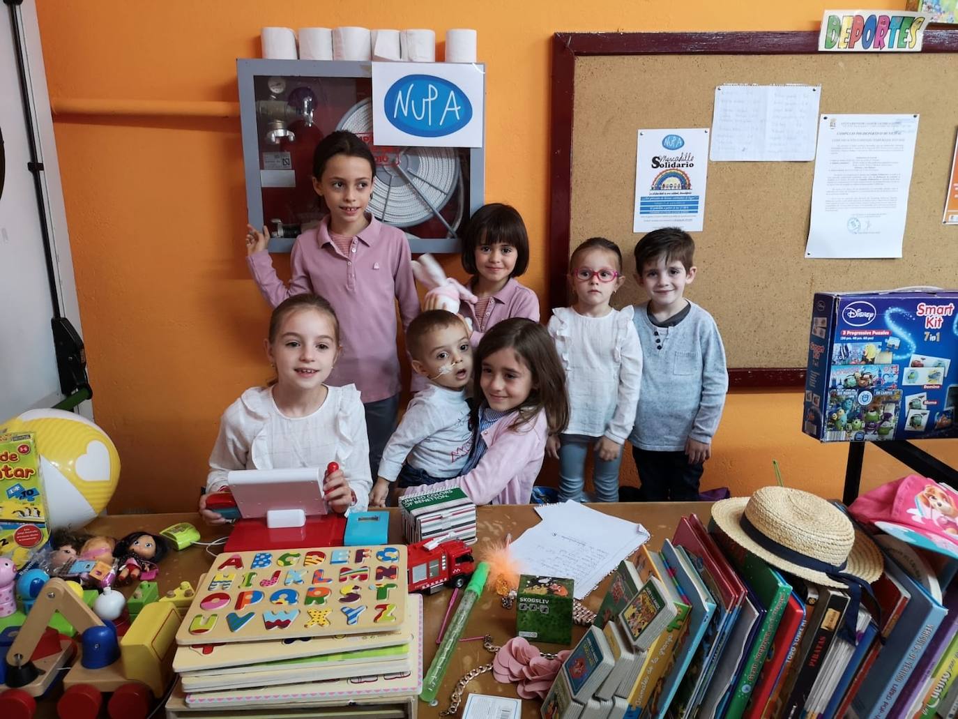 Elisa y Lucía, con su algunos integrantes de su grupo de amigos 'Los citotes'. 