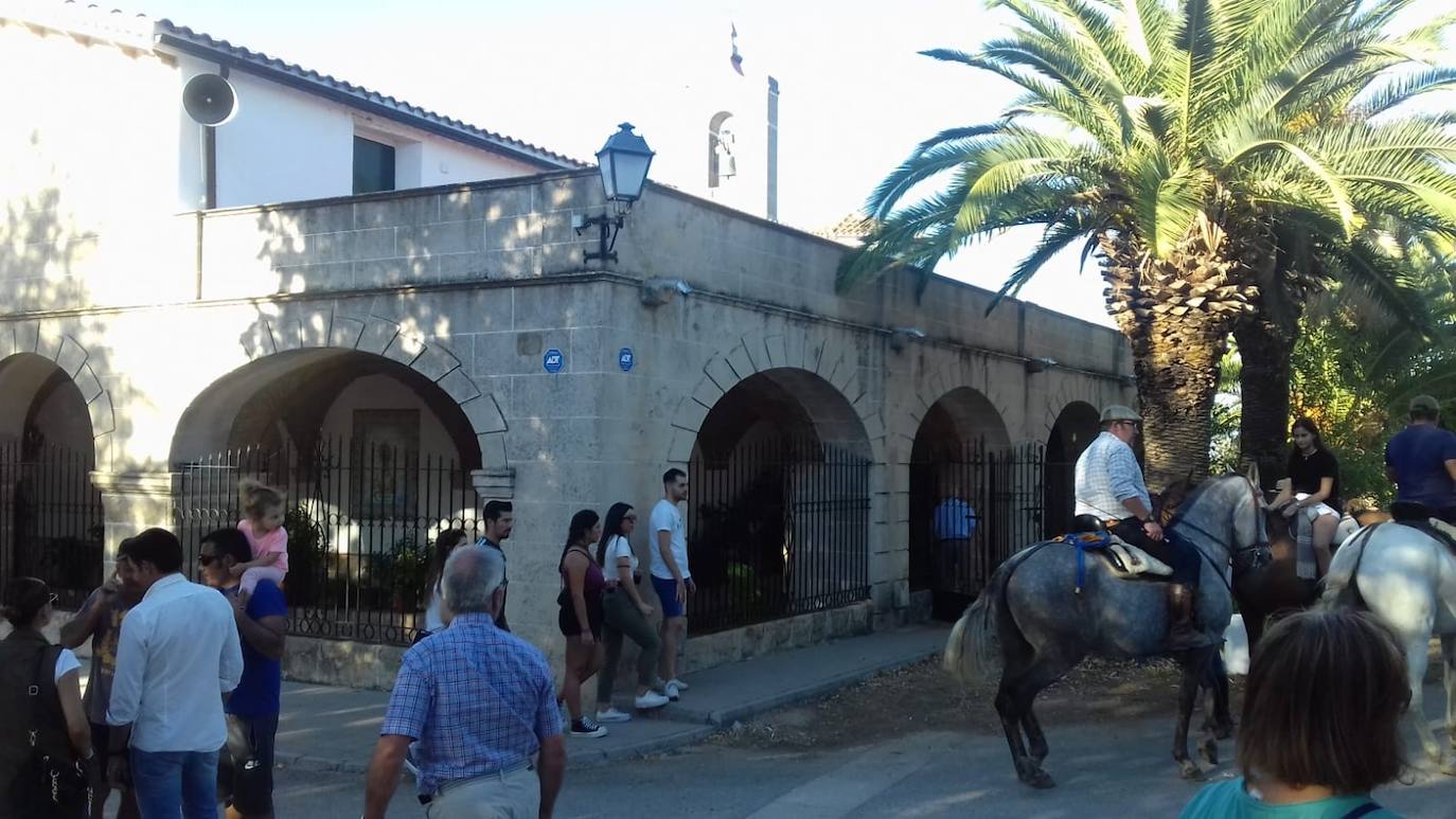 La ermita estuvo arropada por numerosas personas a lo largo de todo el día. 