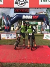 Miguel Ángel Cordobés y Abel Muñoz, con su marcador obtenido, ya en la meta. CEDIDA