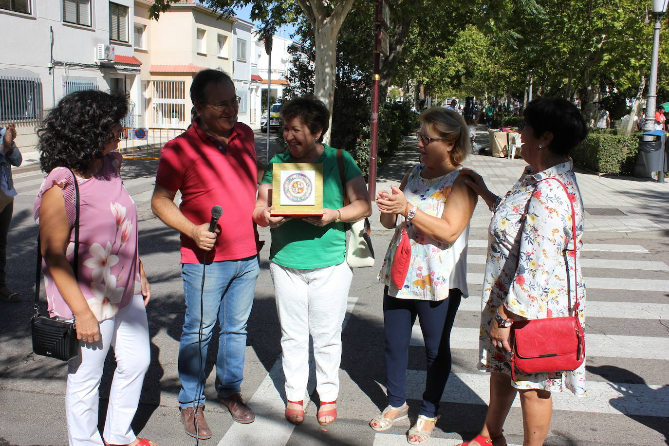 Amas de Casa reciben un homenaje por sus 40 años de asociación.