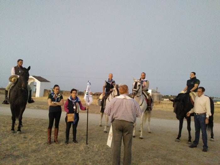 Uno de los grupos antes de iniciar la marcha ha recibido la bendición por parte del párroco. 