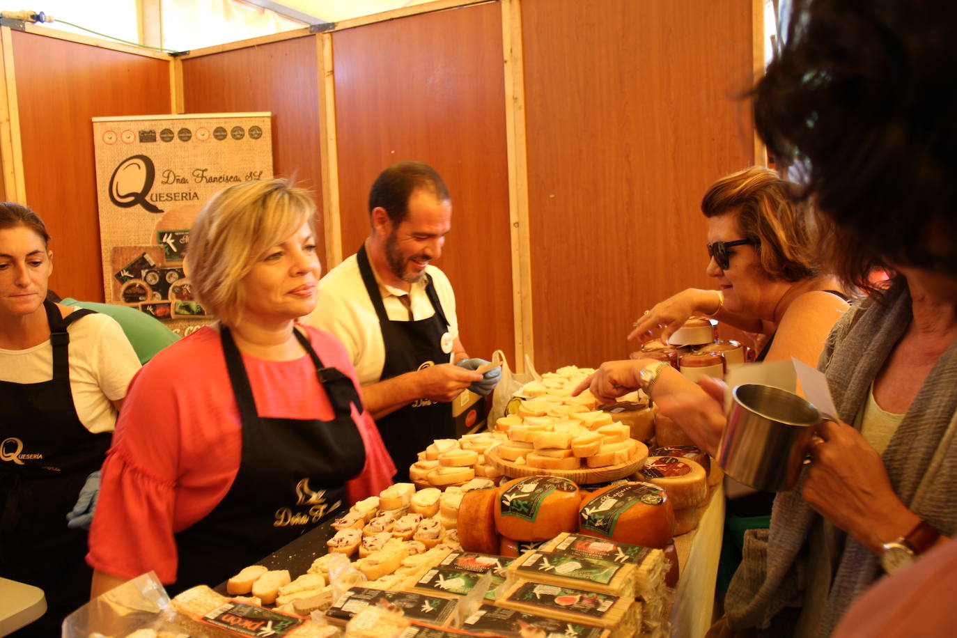 Puesto de venta de queserías Doña Francisca. 