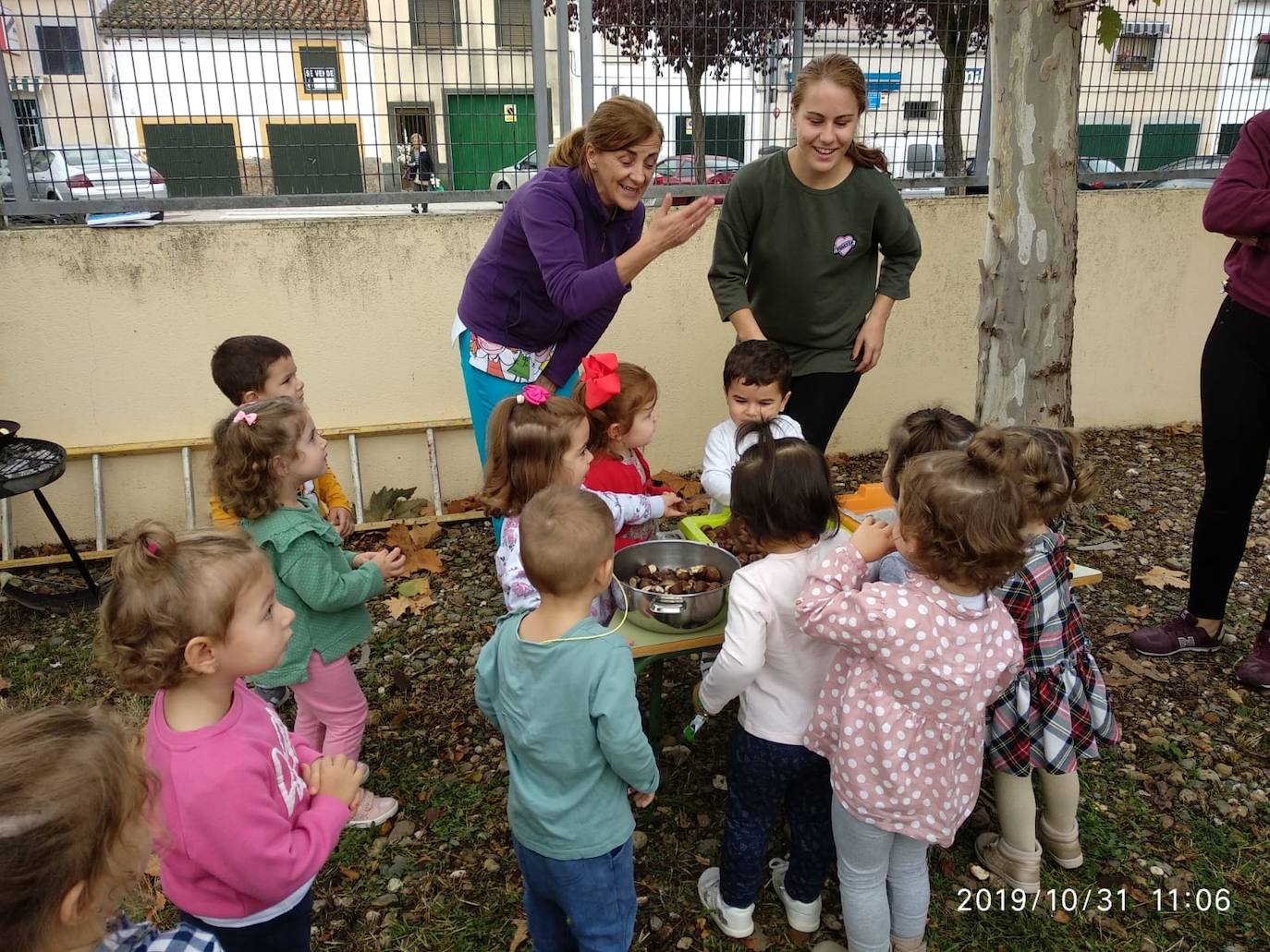 Niños de Zarapico durante la fiesta del carbote, hoy, en el patio de su centro. ZARAPICO