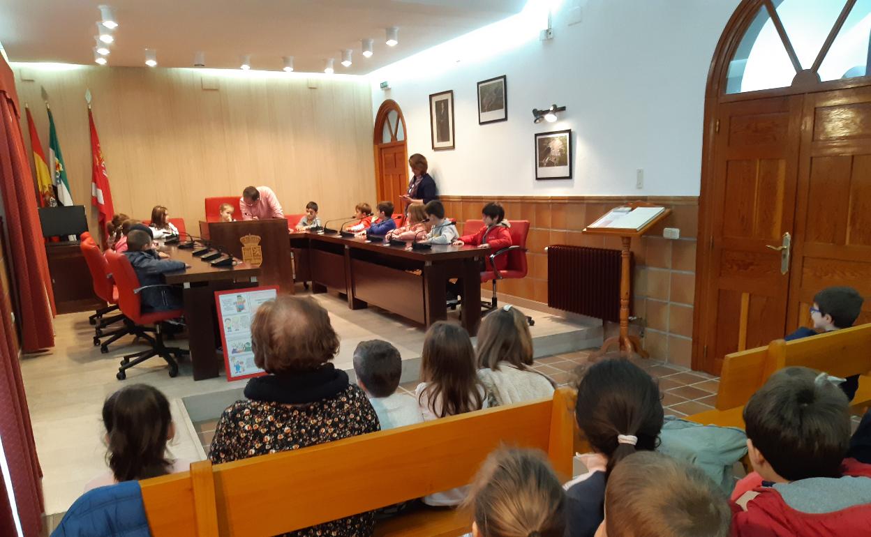 Los niños del primer curso de Primaria han disfrutado hoy de esta experiencia en el salón de plenos. 