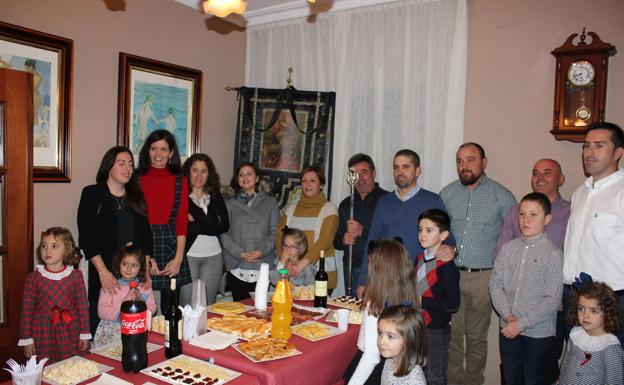 Anoche se constituyó la nueva cofradía en casa de los nuevos mayordomos, en la calle Barrionuevo. FRAN BARRANTES