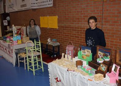 Imagen secundaria 1 - Hubo sorteo de regalos, y puestos de artesanía y restauración de Gema Salas y Gema Vivas. Papelería Gepetto participó por primera vez. 