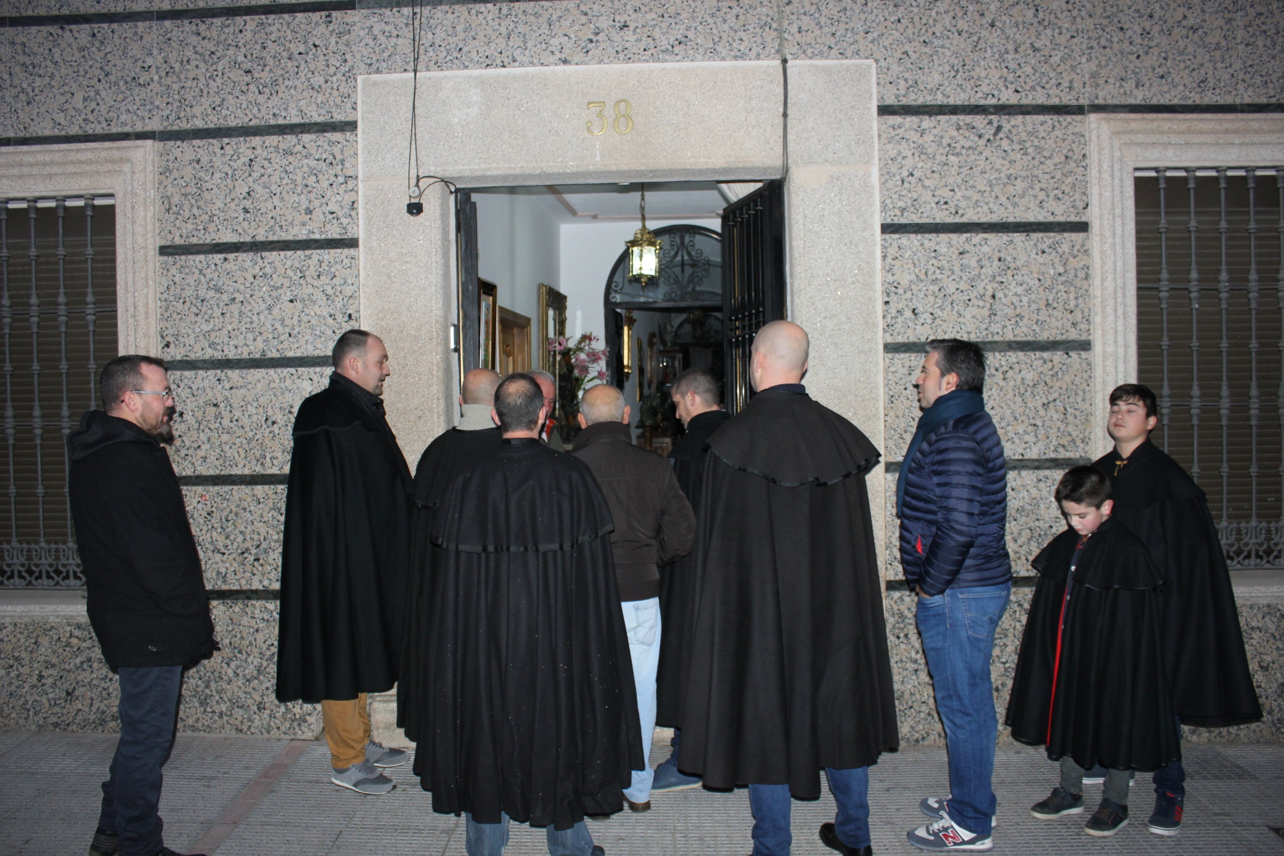 Imagen principal - La cofradía reza en cada casa, abran o no la puerta. 