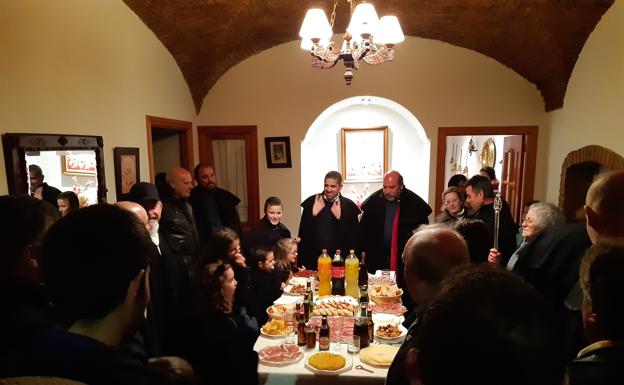 Durante estos días, familiares y amigos ofrecen a los cofrades y acompañantes aperitivos en sus casas. 