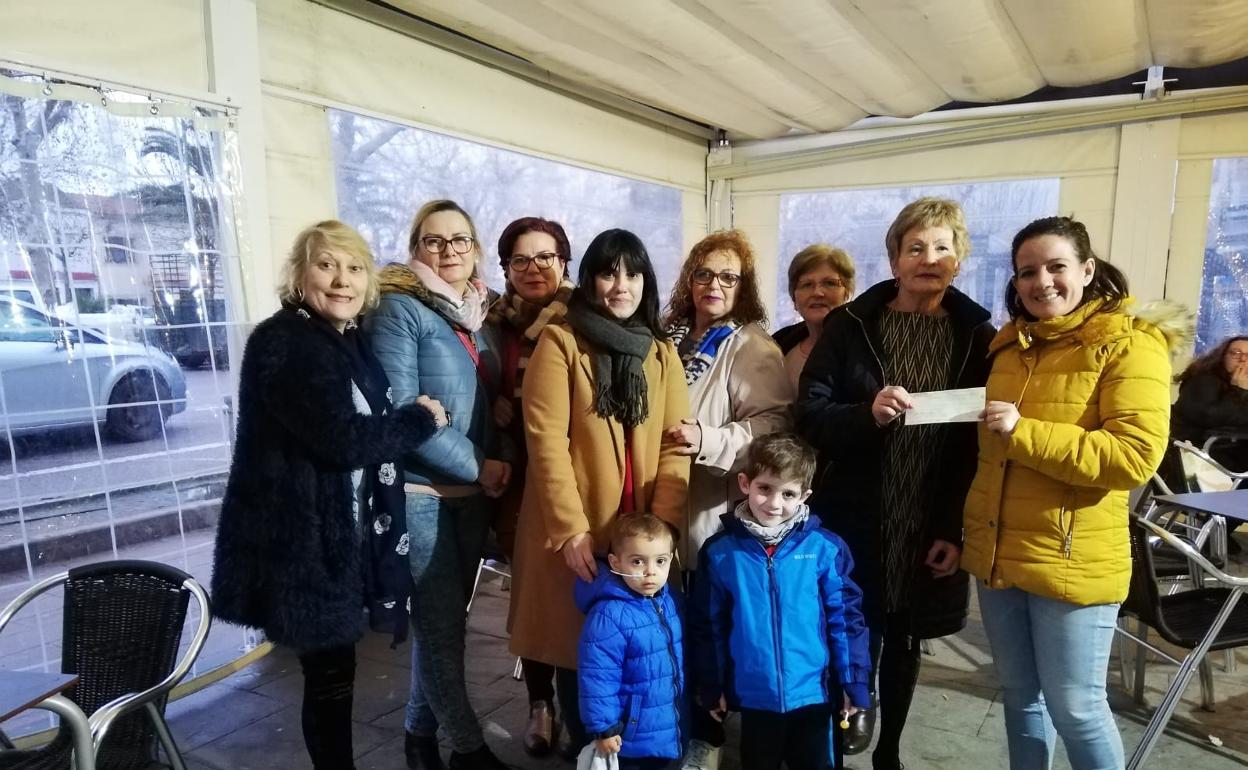 La directiva de la recién disuelta Portá Blanca entregó el cheque ayer a las familias pertenecientes a Nupa. 