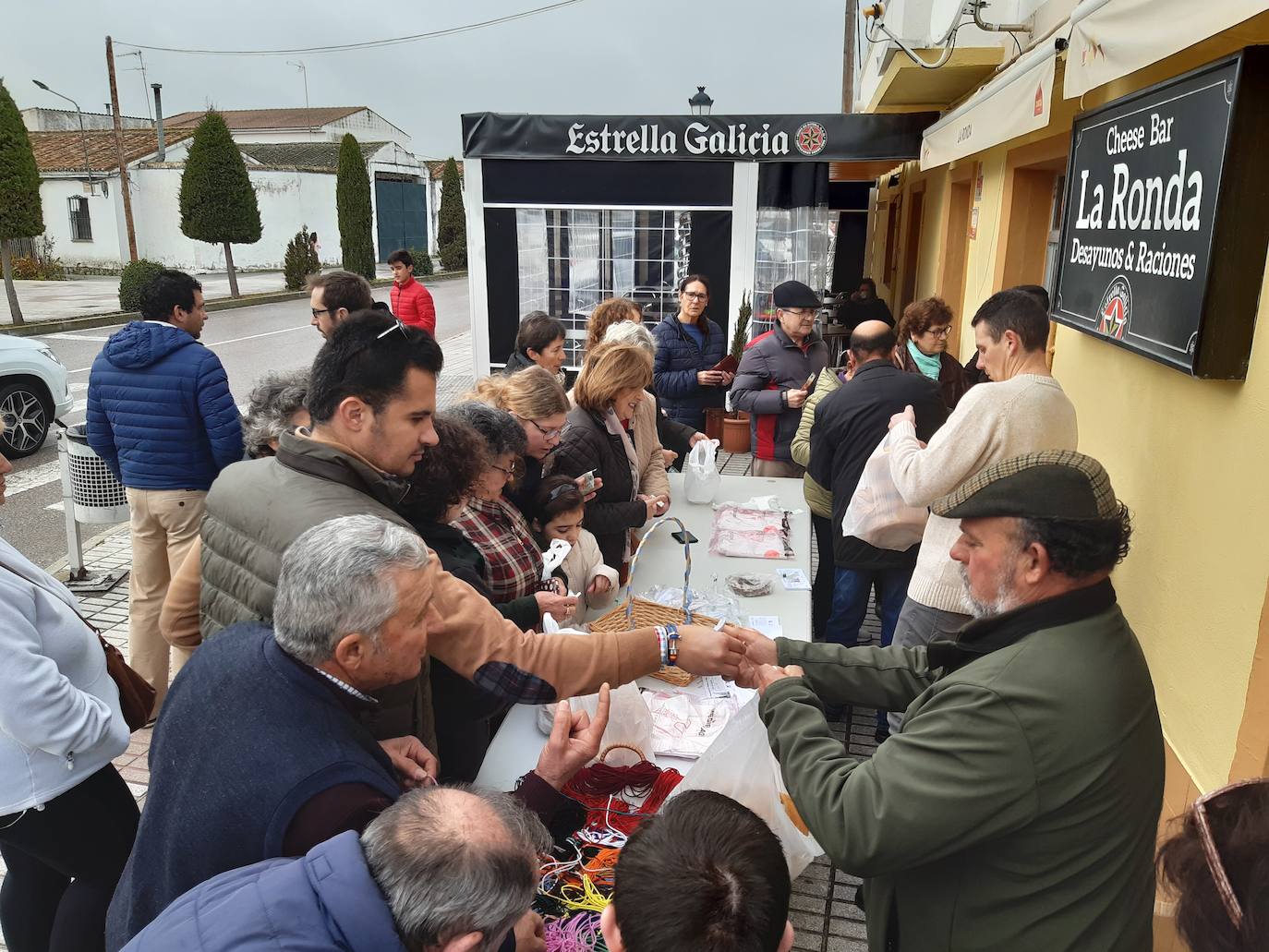 La Hermandad de San Benito y San Blas se ha encargado de la venta de roscas. 