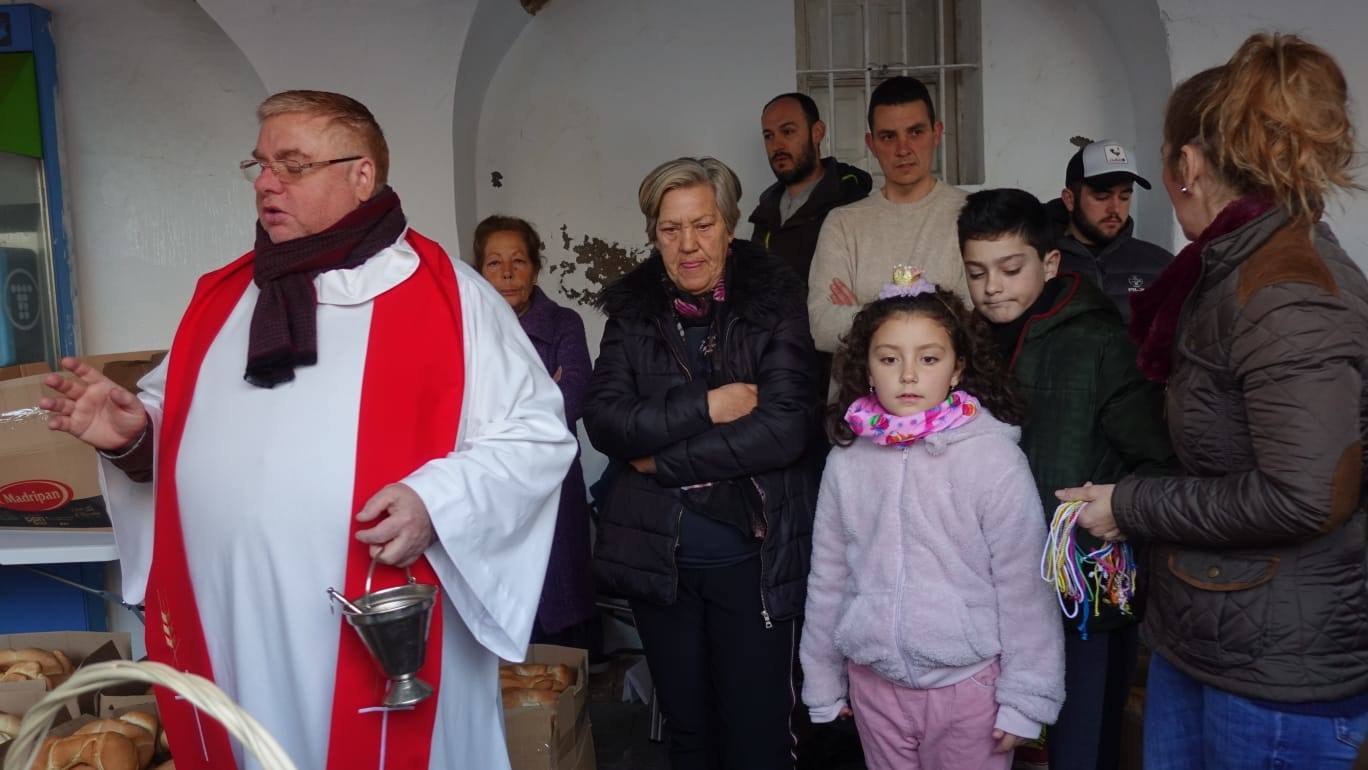El párroco ha bendecido las roscas en los soportales de la plaza. 