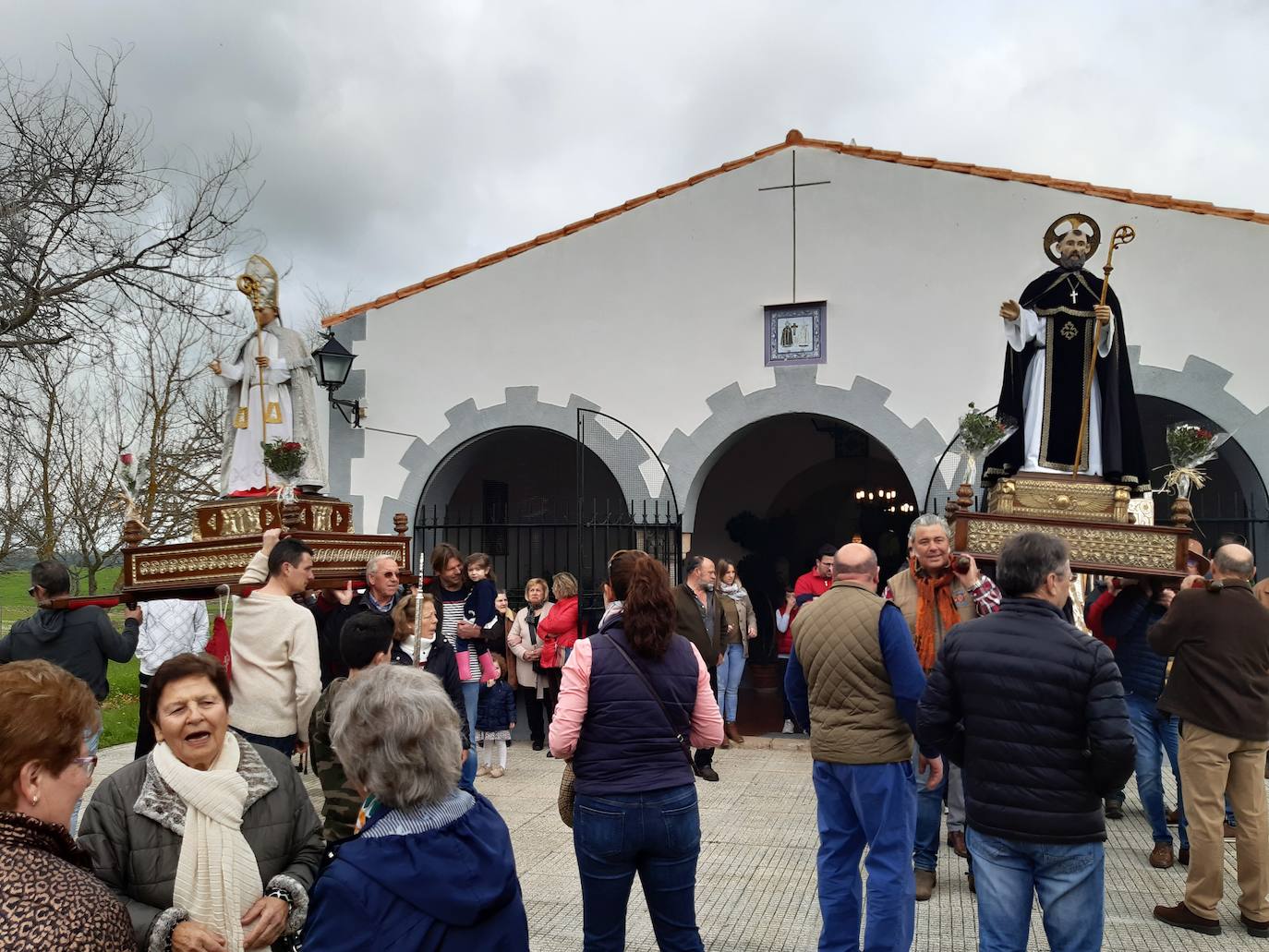 Imagen principal - La puja de los patronos, los bujacos a mitad de camino y San Blas que lucía una capa de color gris en esta jornada. L.C.G.