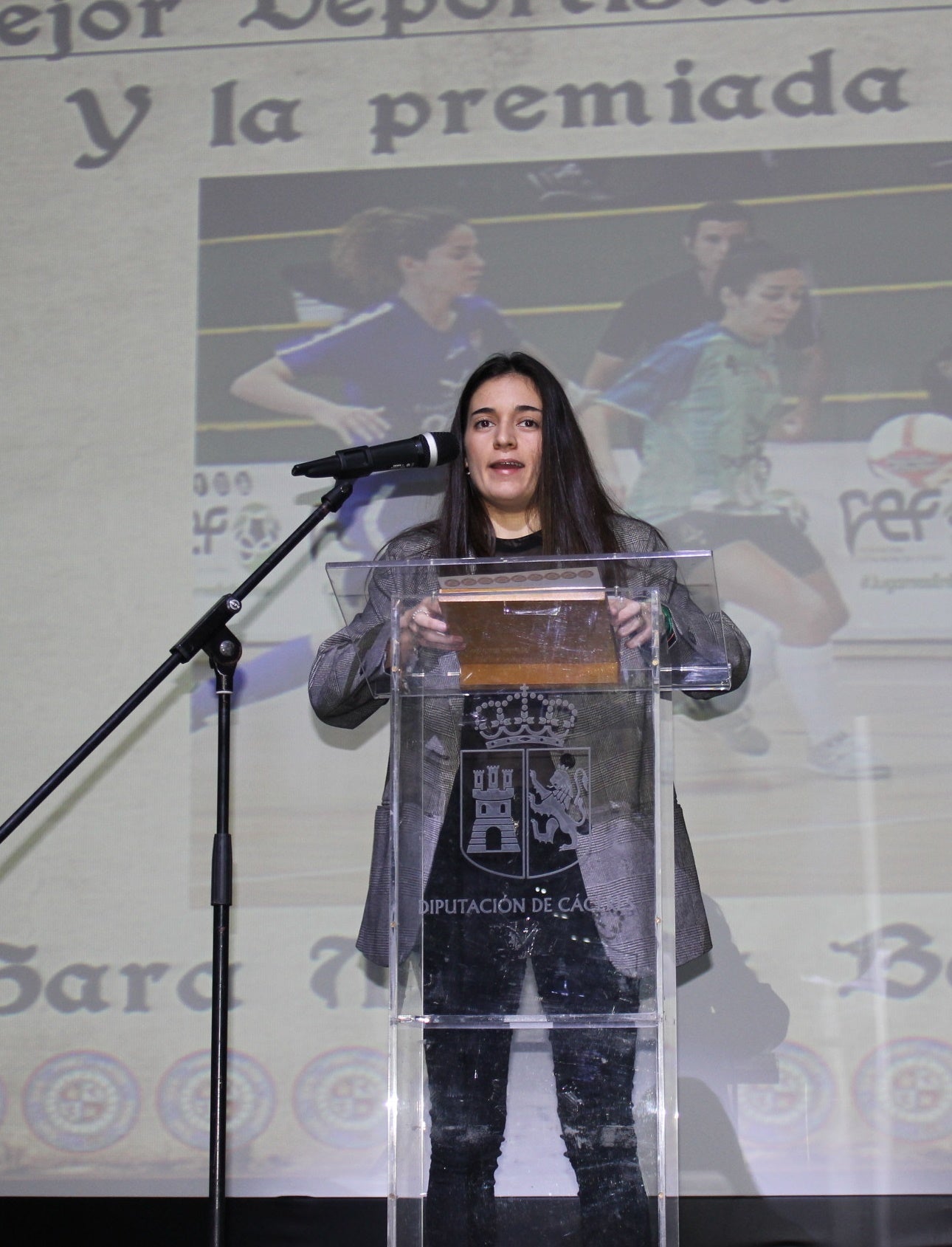 Imagen secundaria 2 - El equipo juvenil de la E.D.Casareña, Matías Cantero junto al concejal de Deportes, y Sara Macías, anoche. 