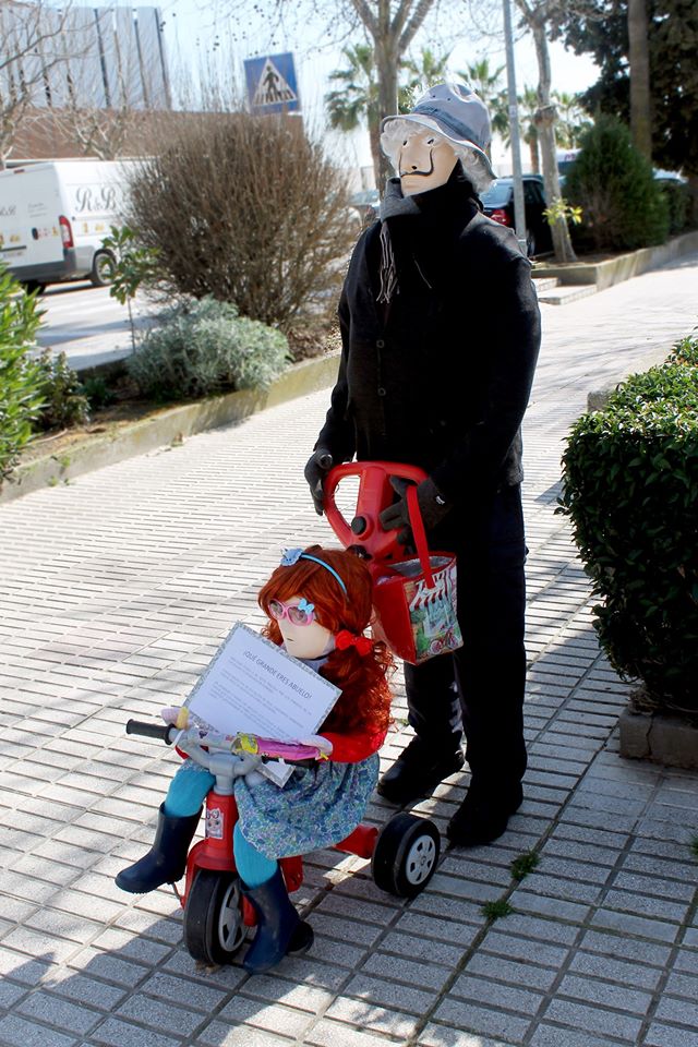 Imagen secundaria 2 - Prado la cartera, niños de la escuela infantil Zarapico y un abuelo paseando a su nieta. UUPP