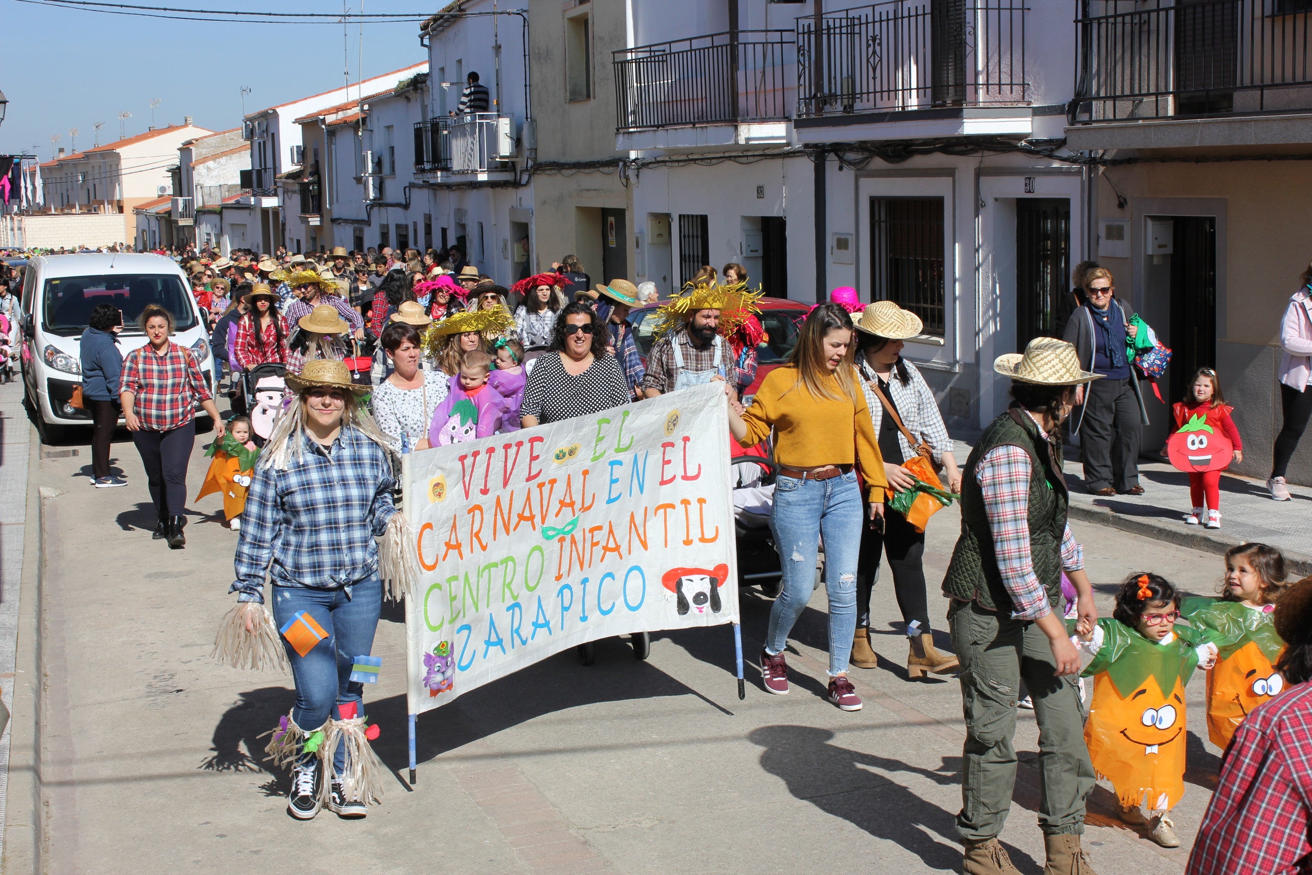 Imagen secundaria 1 - Multitudinario desfile de Carnaval de los alumnos casareños