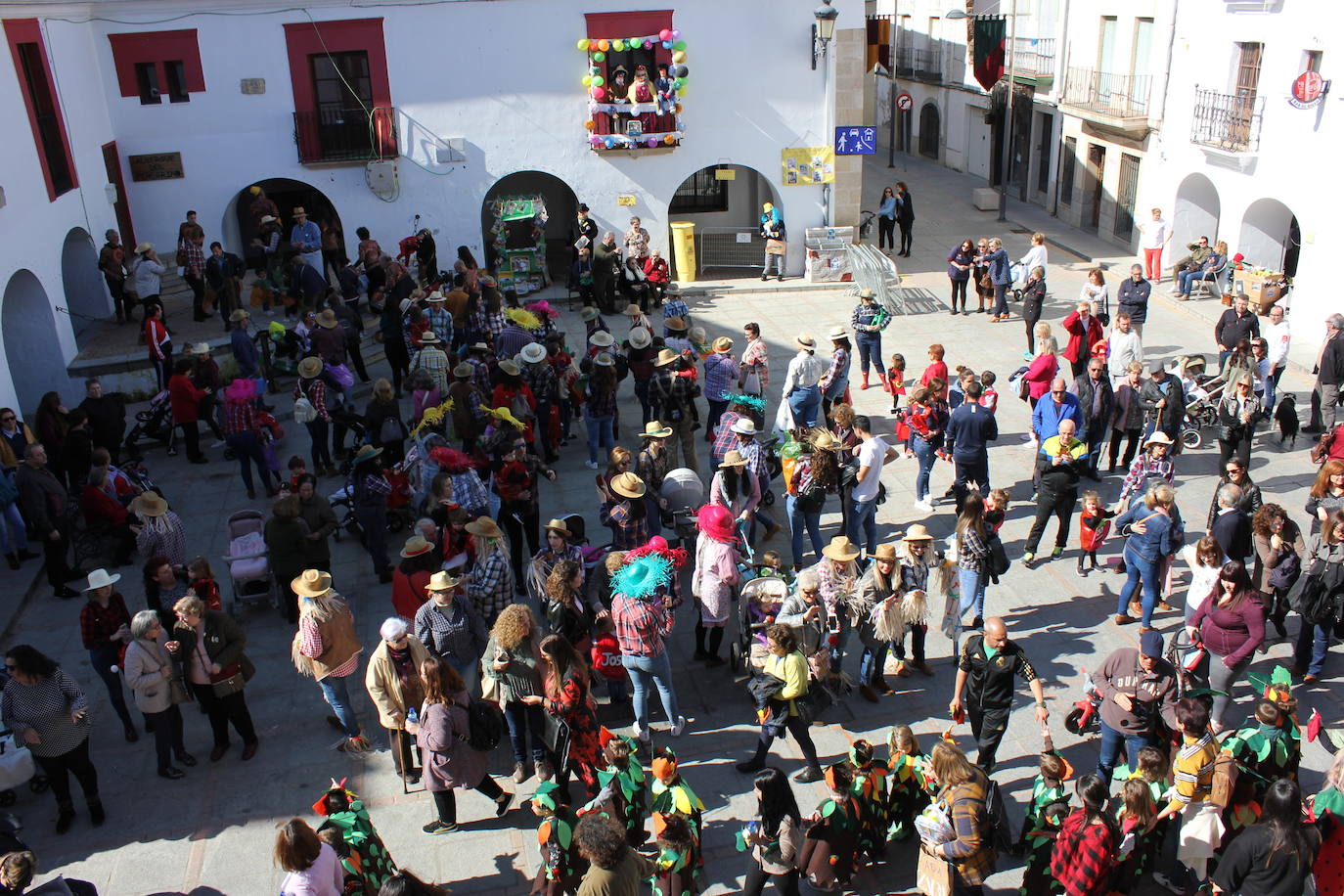 Imagen secundaria 2 - Multitudinario desfile de Carnaval de los alumnos casareños
