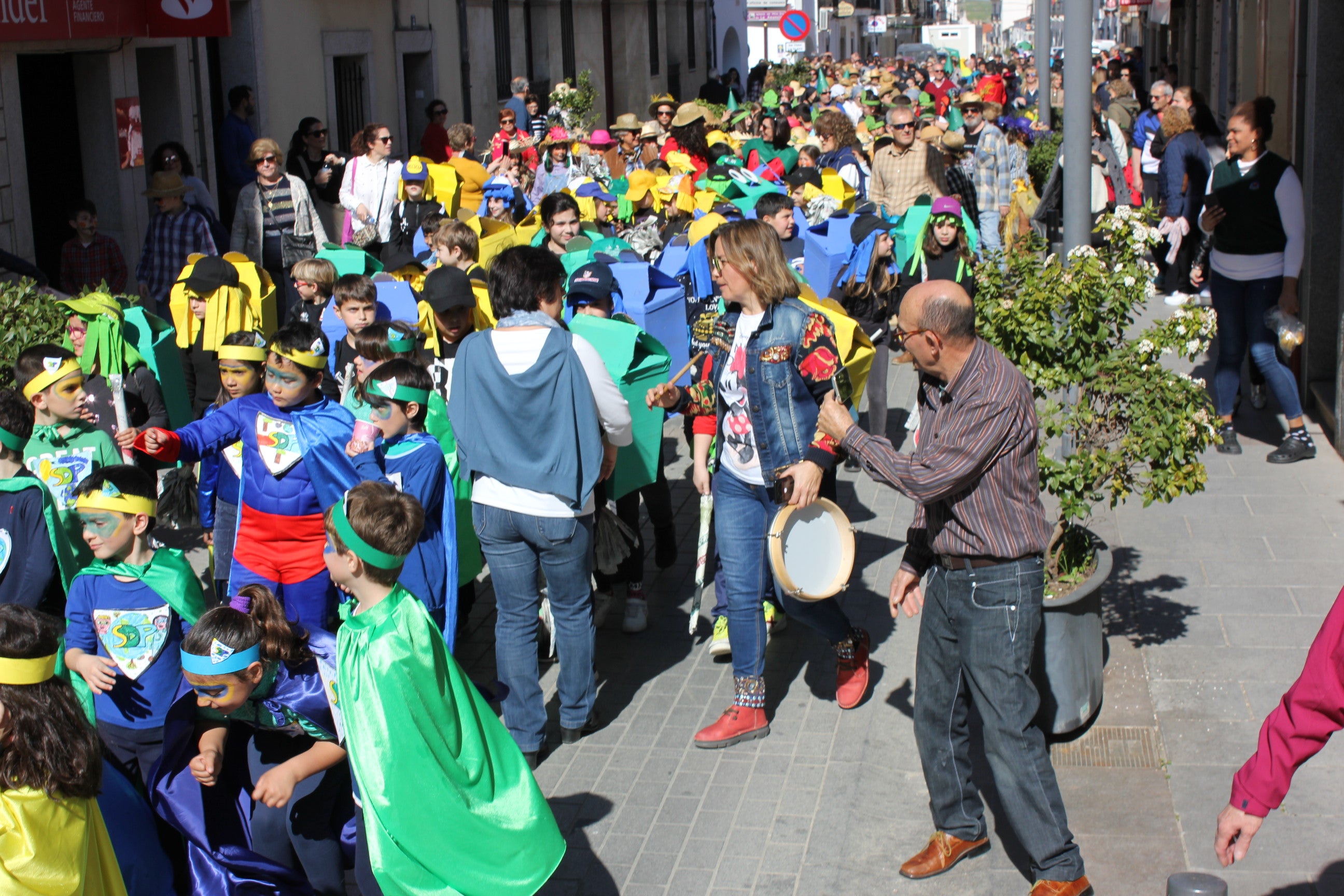 Multitudinario desfile de Carnaval de los alumnos casareños