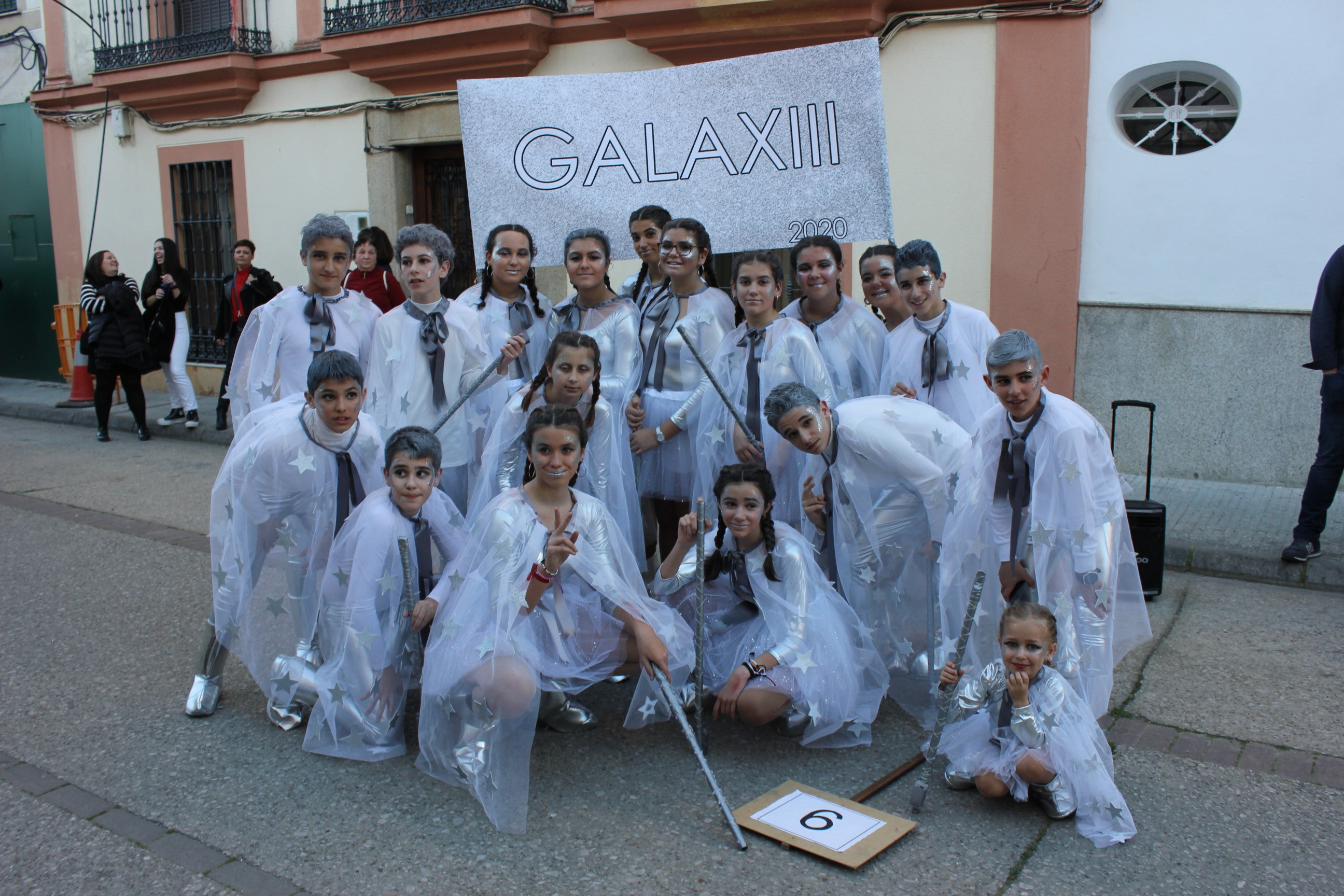 Imagen principal - Los juveniles de Galaxy XIII, el grupo de paracaidistas y la pareja ganadora 'Las reinas de la golosina'. 