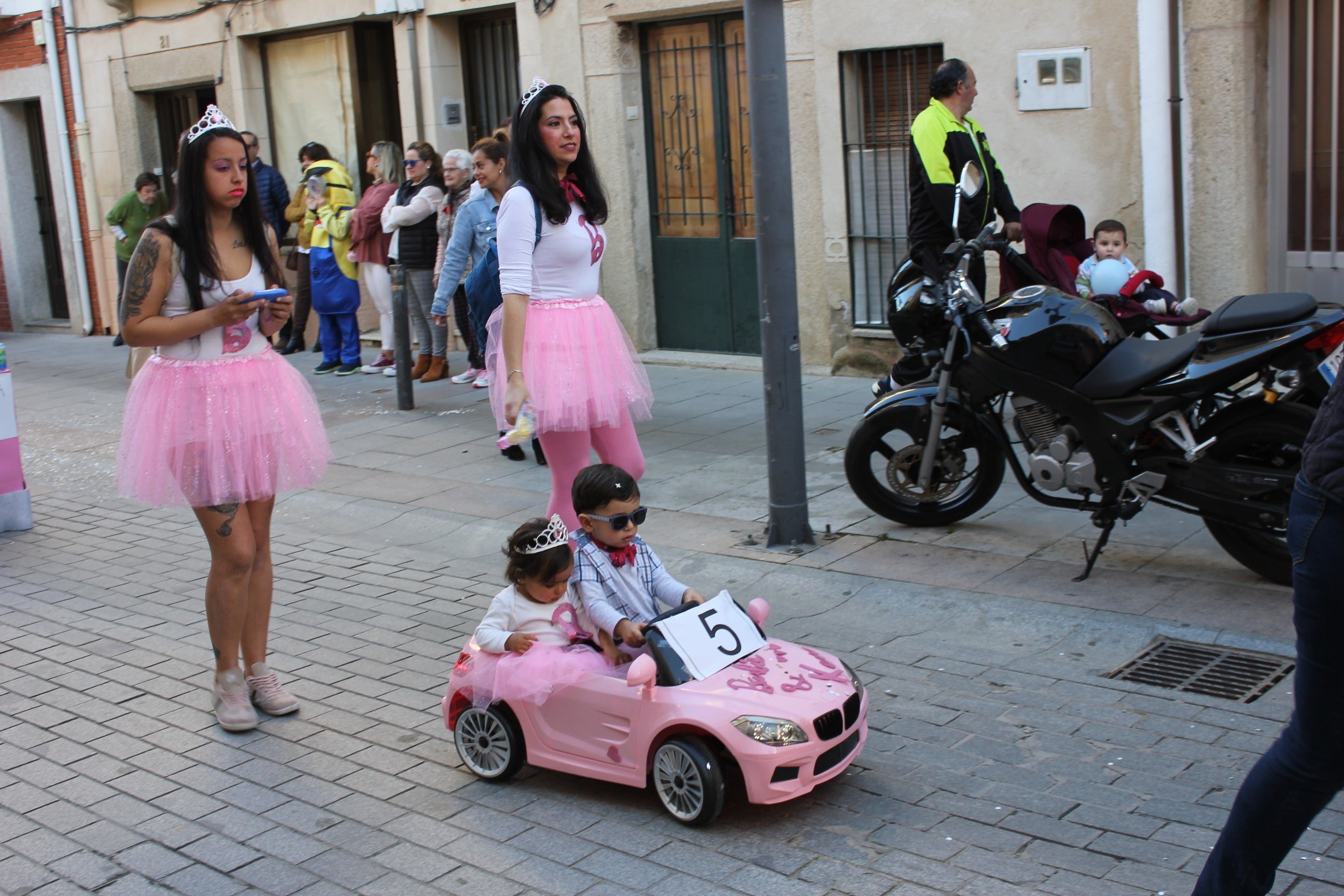 Imagen secundaria 1 - Comparsa de Las mil y una noches, Barbie y Kent en su coche, y la pequeña Lucía con su columpio. 