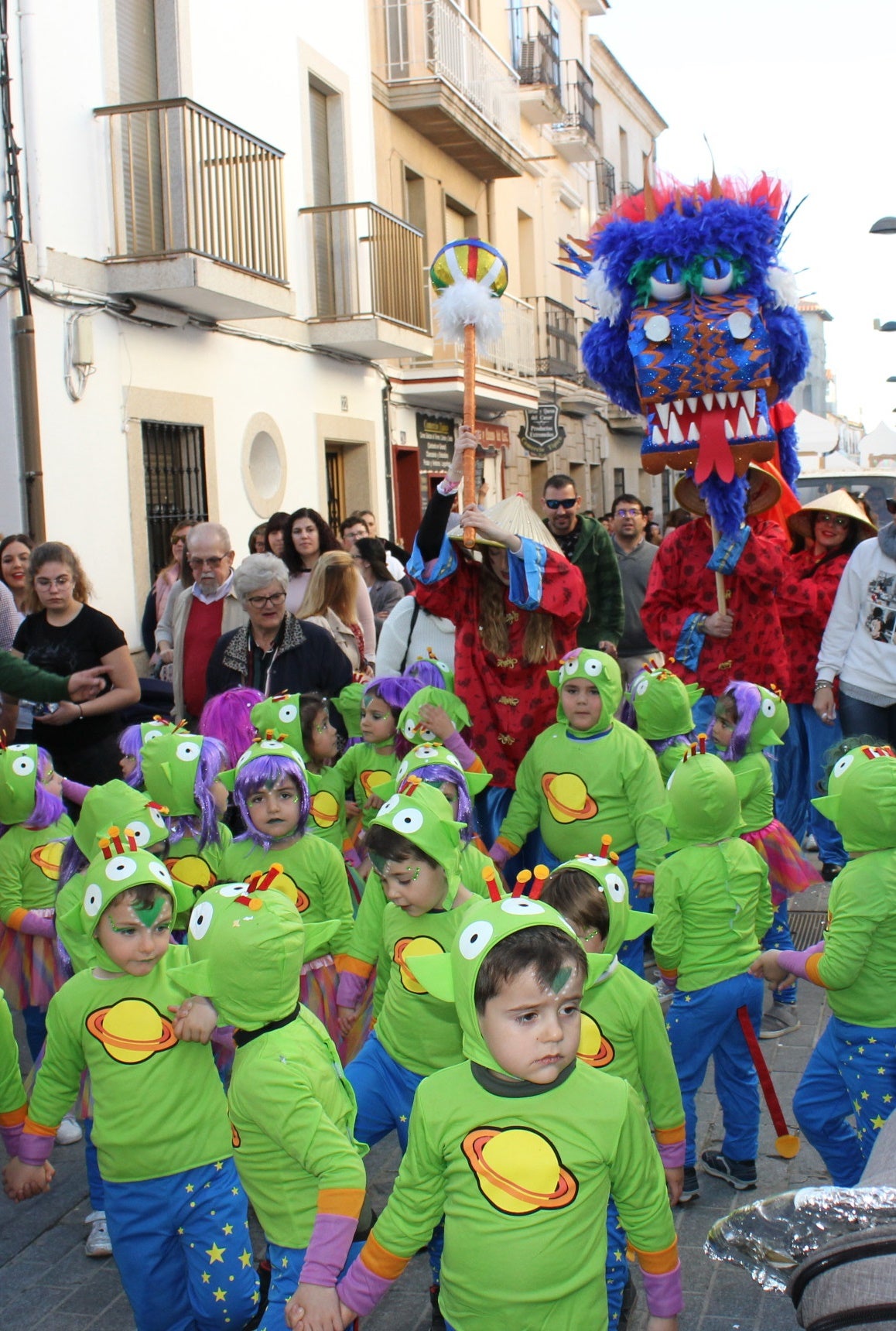 Imagen secundaria 2 - Animales de la granja, pequeños ratones y divertidos marcianos en el pasacalle. 