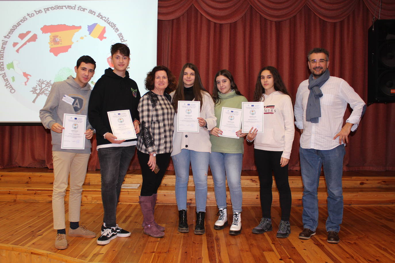 Los cinco alumnos casareños junto a sus dos profesores en el encuentro en Letonia. 