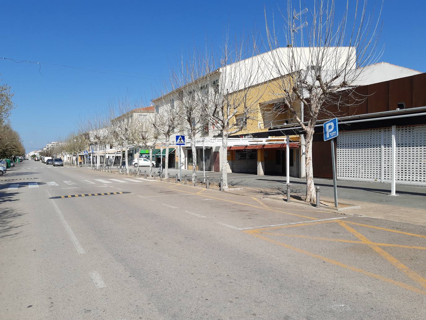El Paseo de Extremadura se queda prácticamente desierto, al cerrar buena parte de los negocios. 