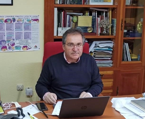 El alcalde, Rafael Pacheco, vive en alerta las 24 horas del día por la situación de emergencia sanitaria. 