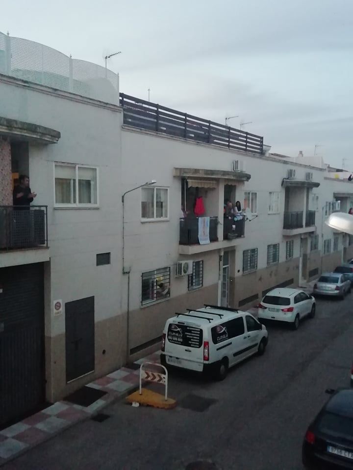 Imagen secundaria 2 - Los casareños superan los primeros 15 días de confinamiento con ideas ingeniosas 
