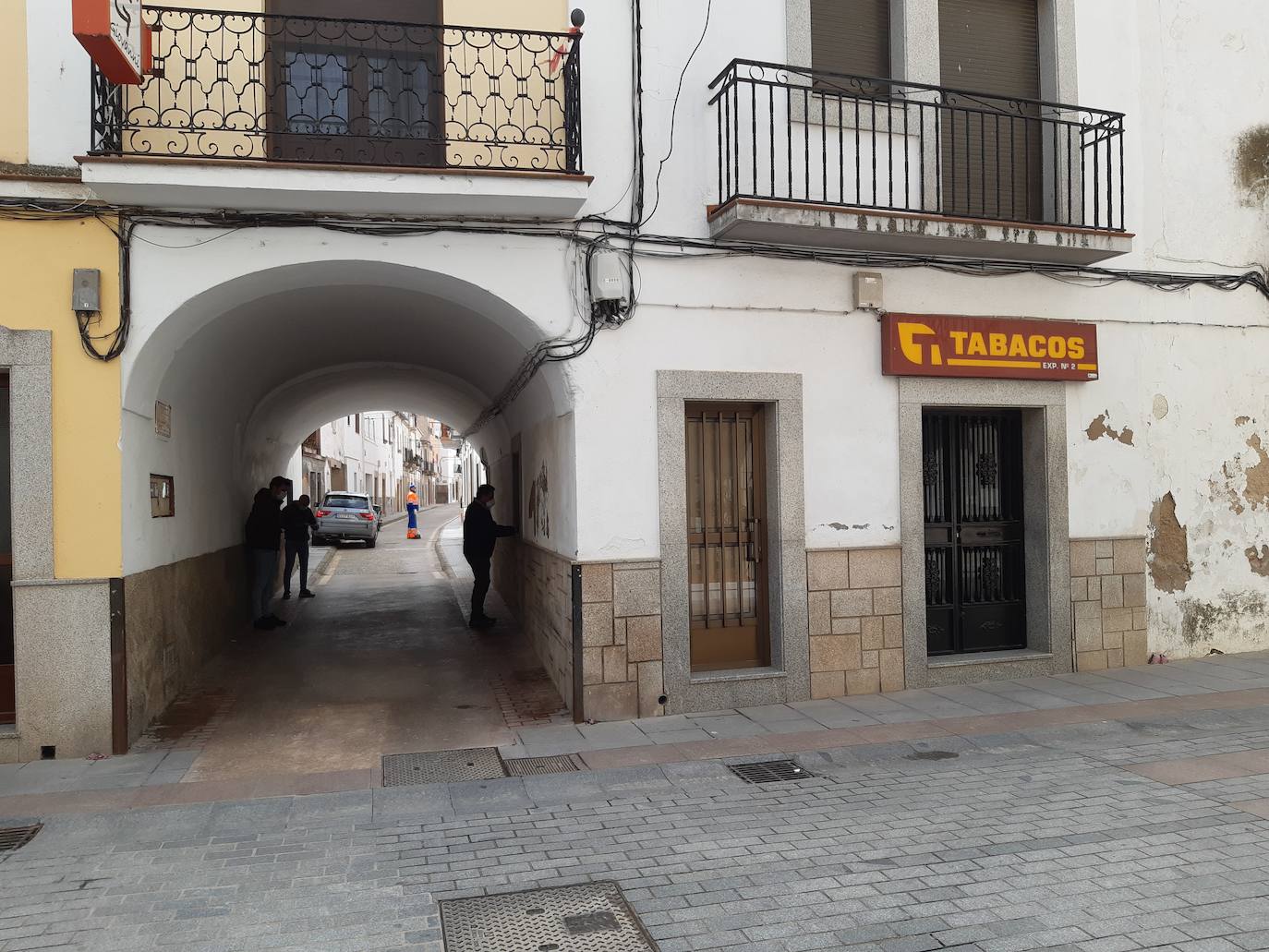 Los usuarios esperan sus turnos para ser atendidos, en la calle. LC..G.