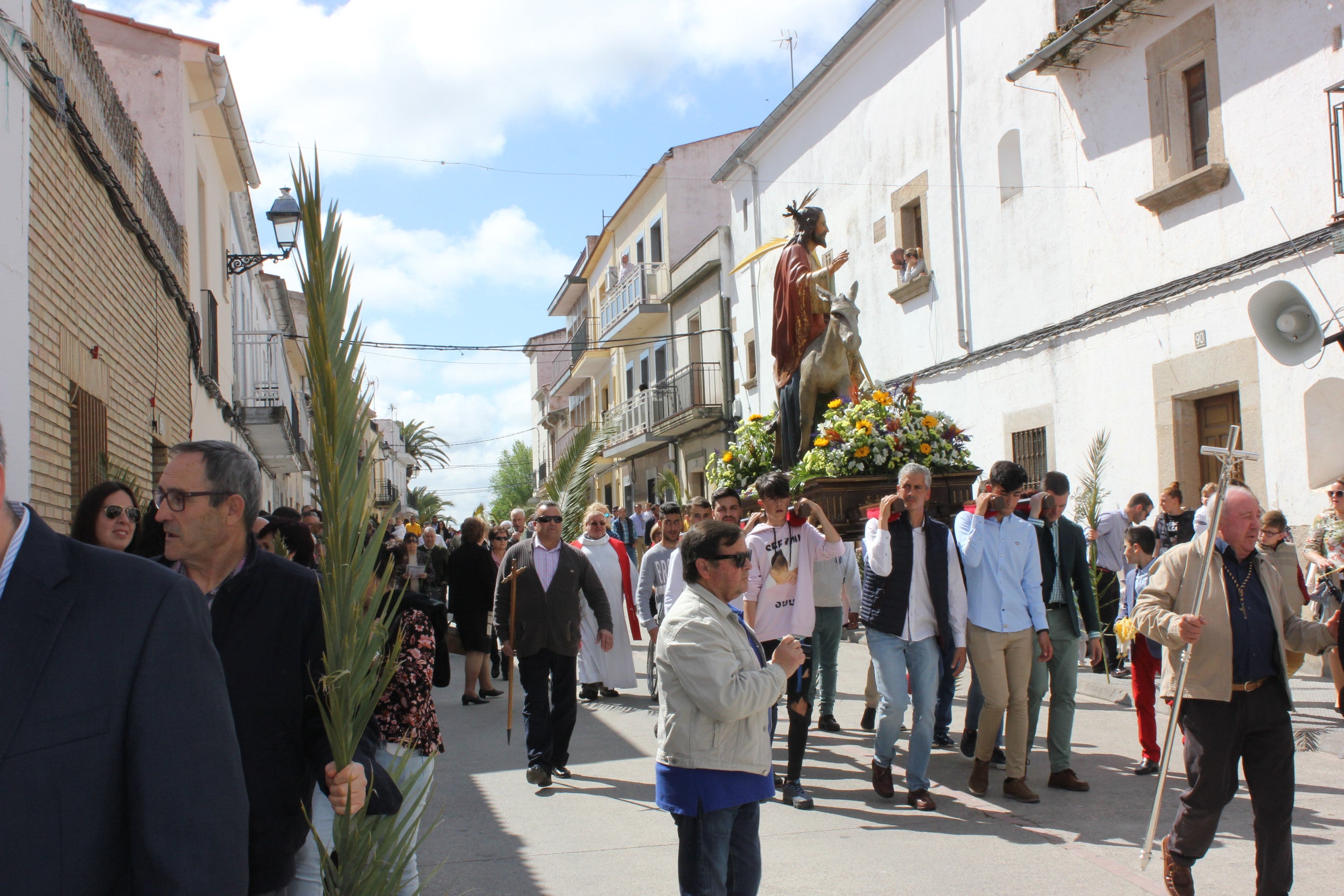 Imagen secundaria 1 - El año pasado el sol lució para disfrutar del desfile del Domingo de Ramos. Este año,los vecinos se conforman con salir al balcón con ramas de olivo. 