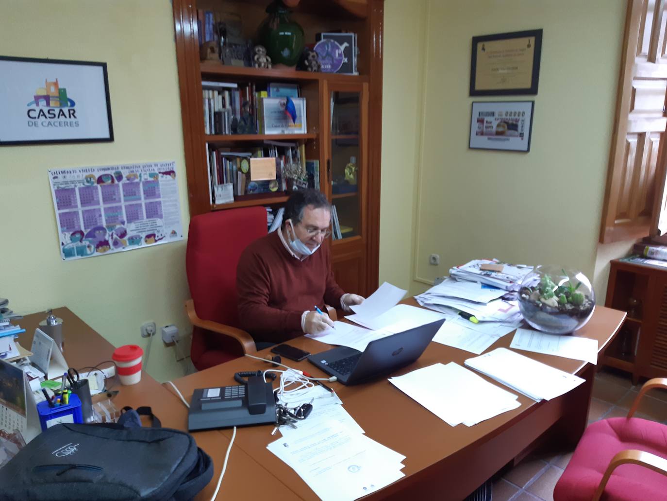 El alcalde, Rafael Pacheco, hoy firmando los permisos para los vecinos. L.C.G.