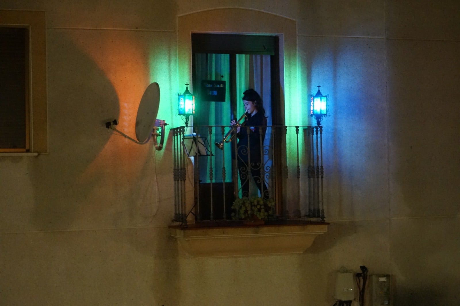 Rocío toca una pieza desde su balcón de la calle el Santo. MÓNICA CAMPÓN 