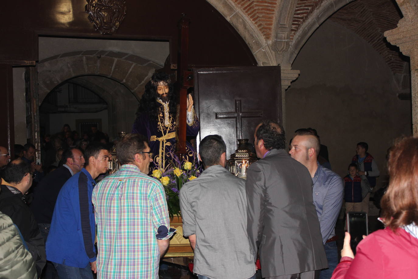 Imagen secundaria 2 - La Piedad, mujeres con mandas y El Nazareno. 