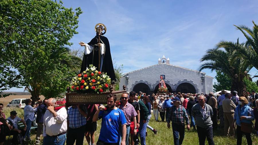 El pasado año el sol lució en la romería y los santos pudieron realizar su breve procesión. 