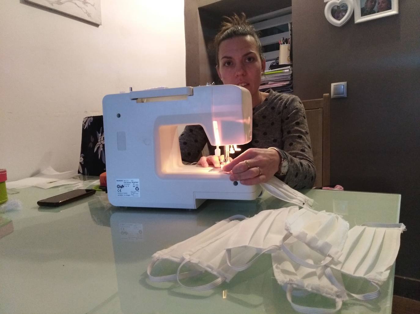 Ana Leticia Vivas, otra voluntaria que cose mascarillas. 