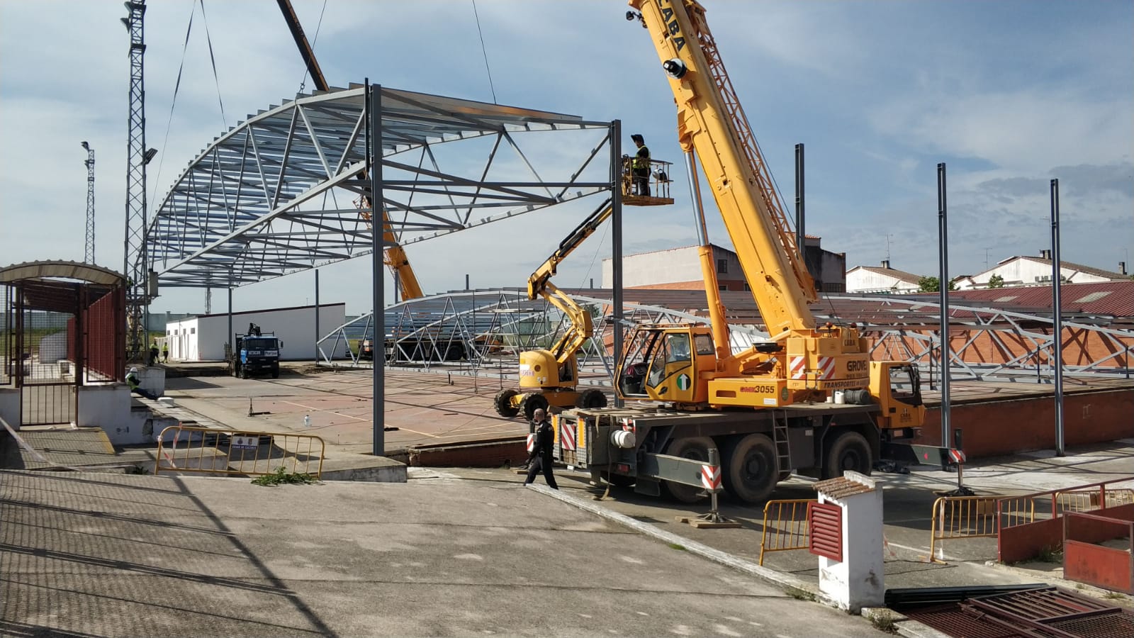 Fueron necesarias varias grúas para colocar la estructura. 