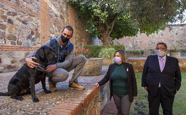 Francisco Estévez, la diputada Amelia Molero y Enrique Cruz, con Tor.