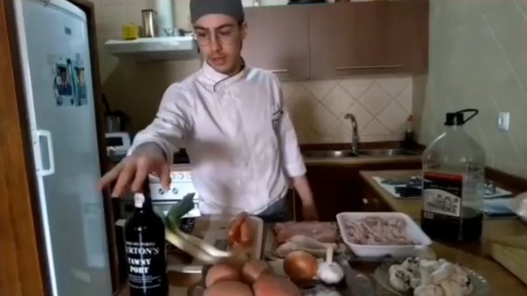 El joven ha participado en un concurso de cocina organizado por su instituto. 