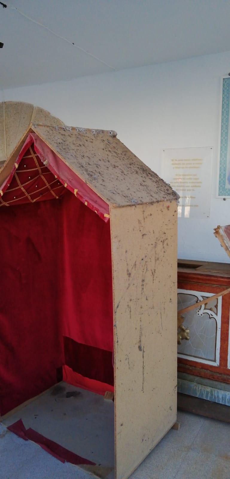 Una parte del antiguo retablo, en precarias condiciones. 