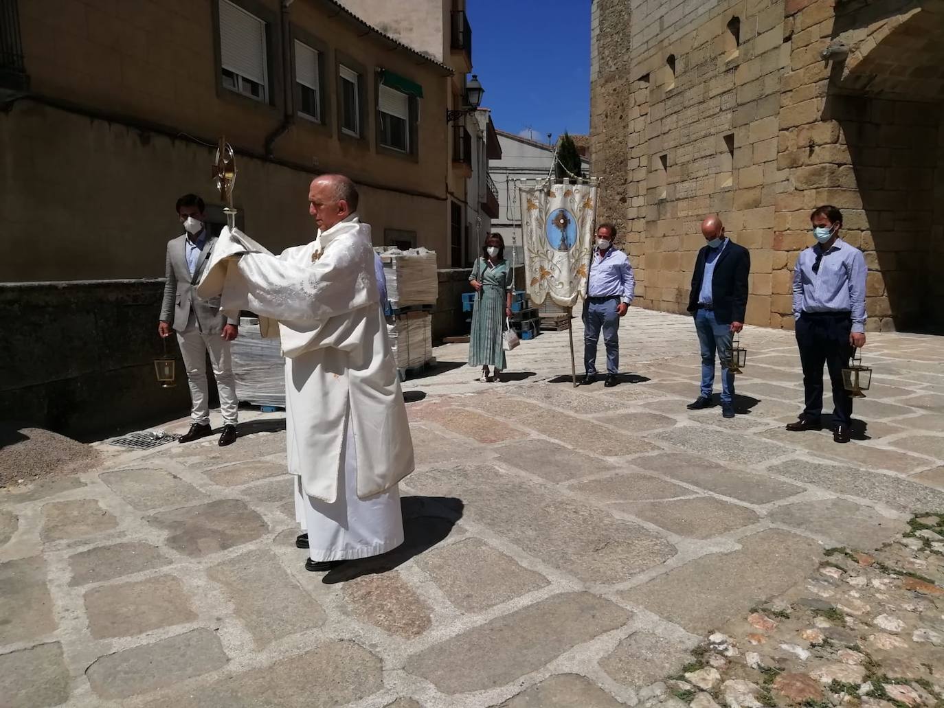 Bendición de la localidad desde el atrio de la parroquia. 