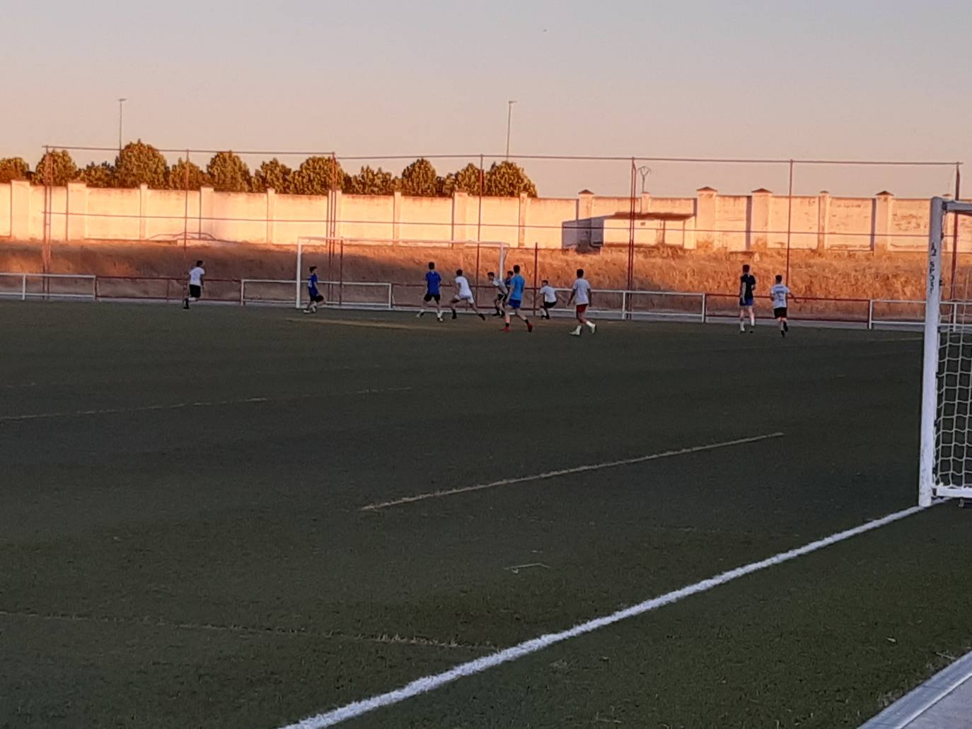Los aficionados al fútbol vuelven con ilusión al campo de césped. 