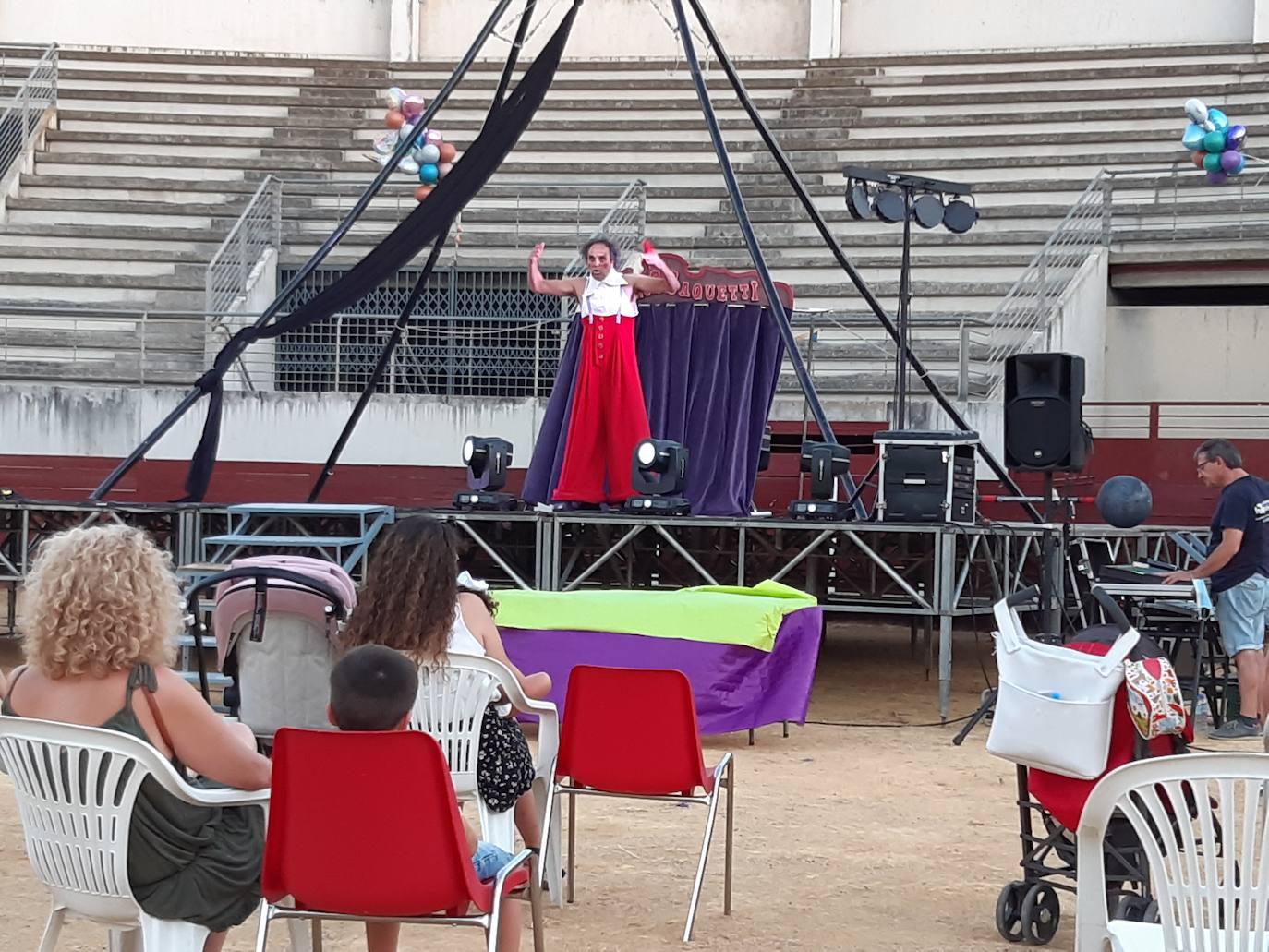 Imagen secundaria 2 - Niños y mayores mostraron su ilusión por el ingenio y humor de los artistas. 