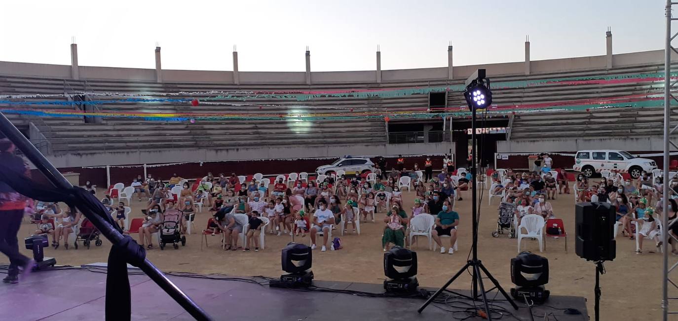 Imagen principal - Niños y mayores mostraron su ilusión por el ingenio y humor de los artistas. 
