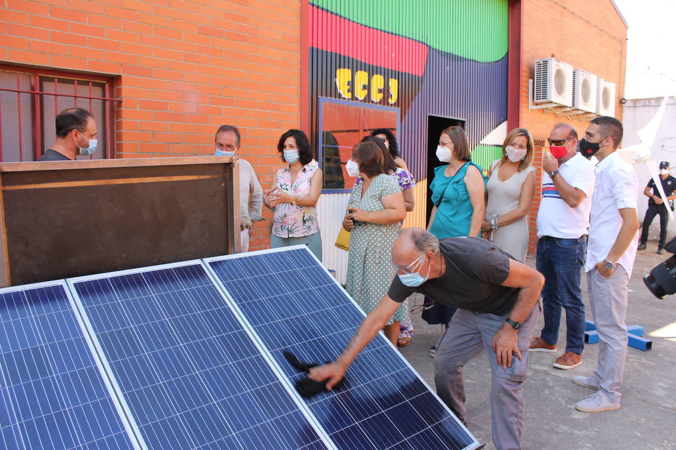 La consejera de Educación y el alcalde conocen los trabajos realizados por los alumnos en Casar de Cáceres. 