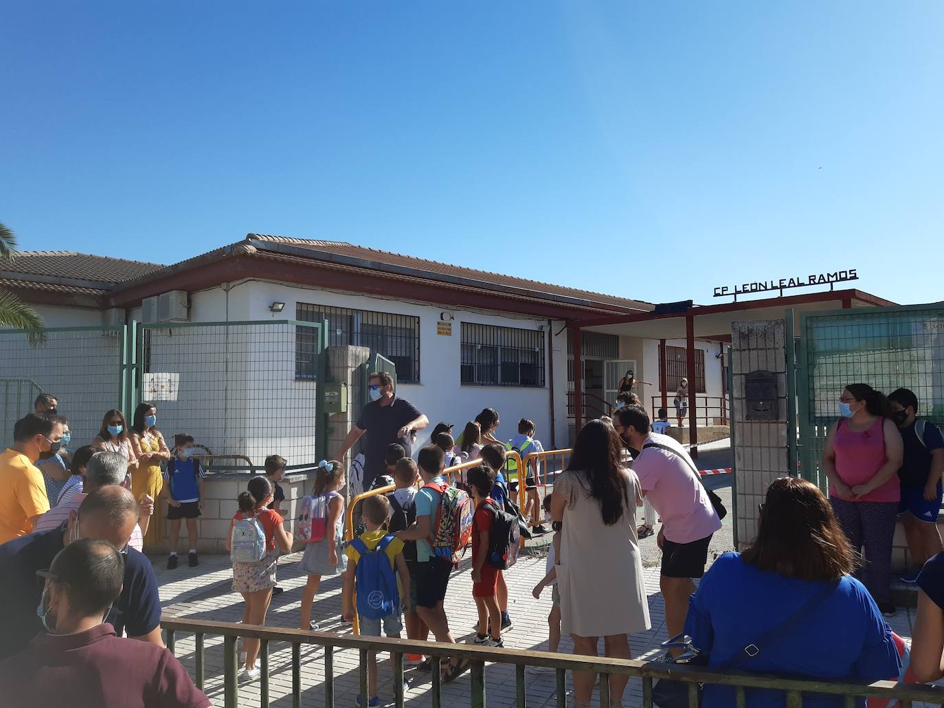 Entrada de niños de Primaria, en distintos horarios. 