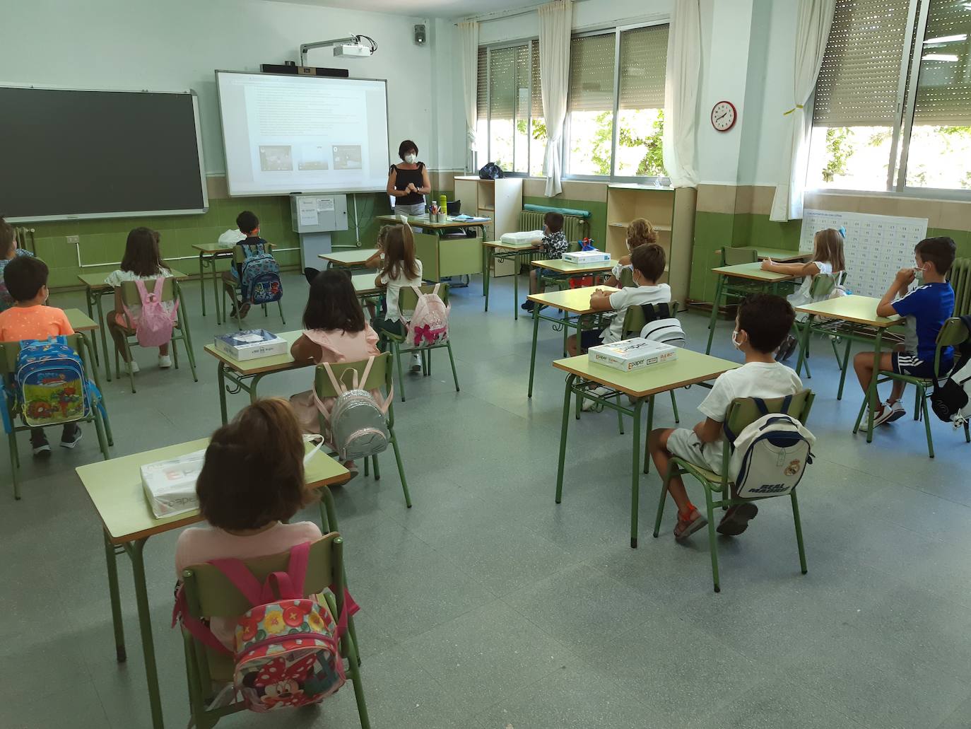 Los alumnos se han encontrado con sus aulas con pupitres separados. 
