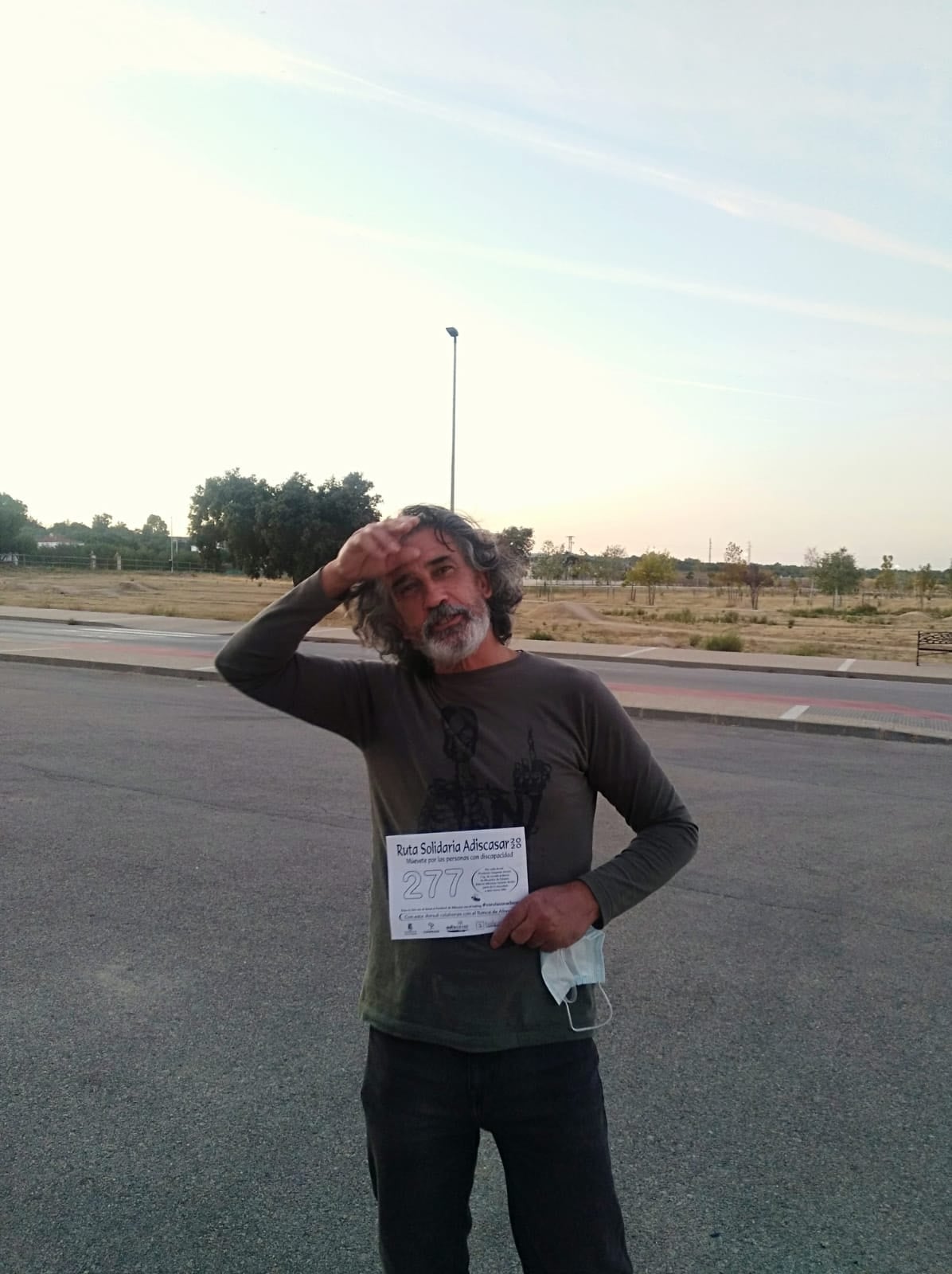 Imagen secundaria 2 - Algunos de los participantes junto a sus dorsales adquiridos en Adiscasar. 