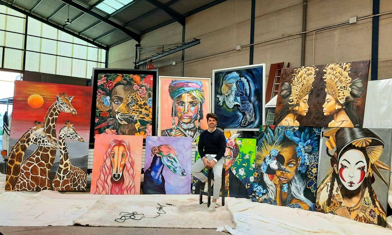 Eduardo junto a su colección de óleos que comenzó a pintar durante el confinamiento. 
