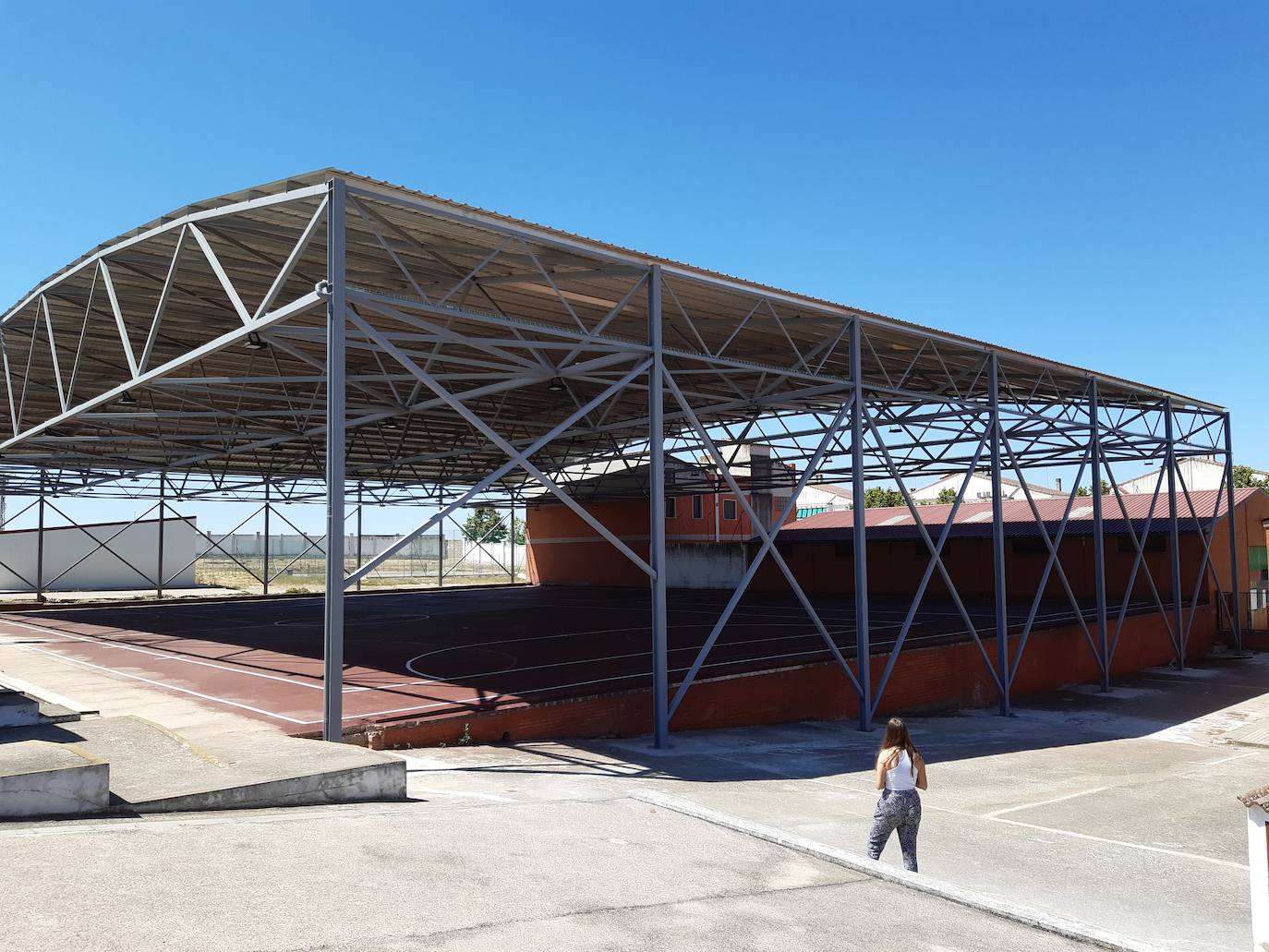 La pista cubierta está pendiente de ser dotada de zonas con accesibilidad. L.C.G.