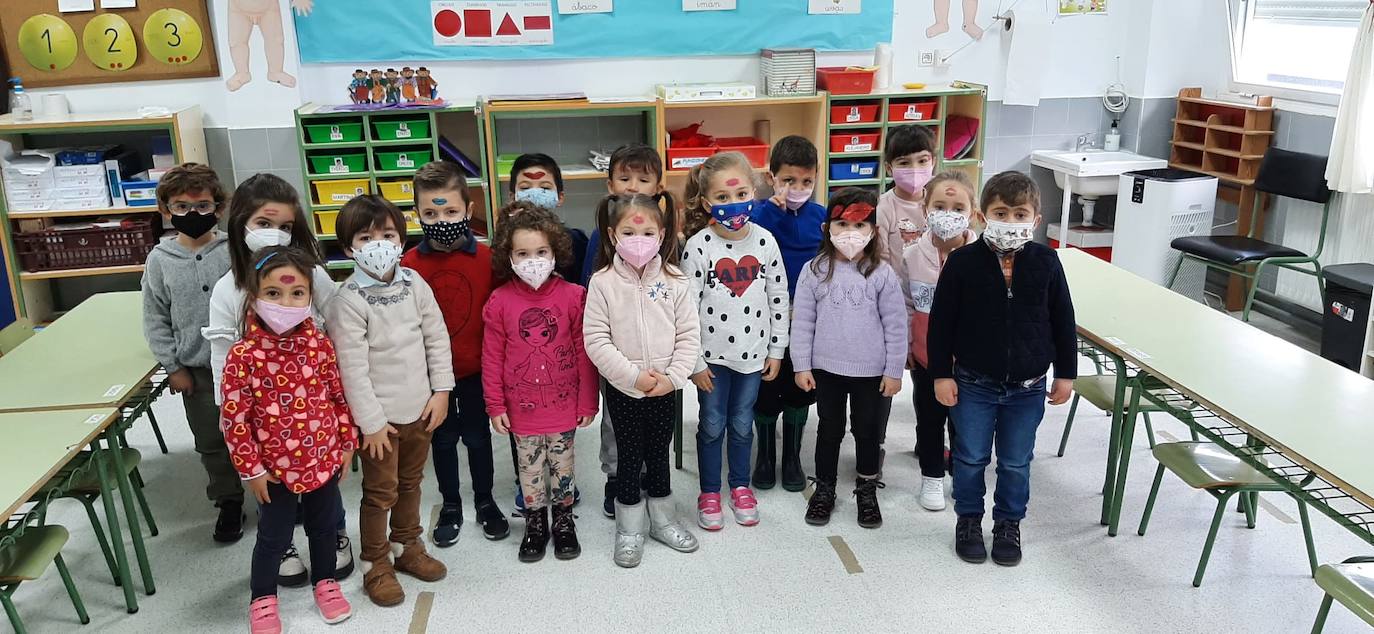 Imagen secundaria 1 - Niños en sus aulas y centros disfrutando del Carnaval.